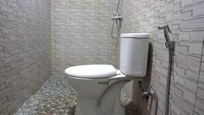 Quarto casal standard | Escrivaninha, espaço de trabalho para notebook, roupa de cama