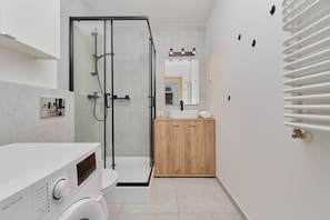 Shower, shampoo