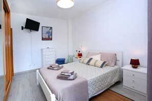 2 bedrooms, iron/ironing board, Internet, bed sheets