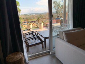 Swiat with Kitchen & Nature View | Terraza o patio