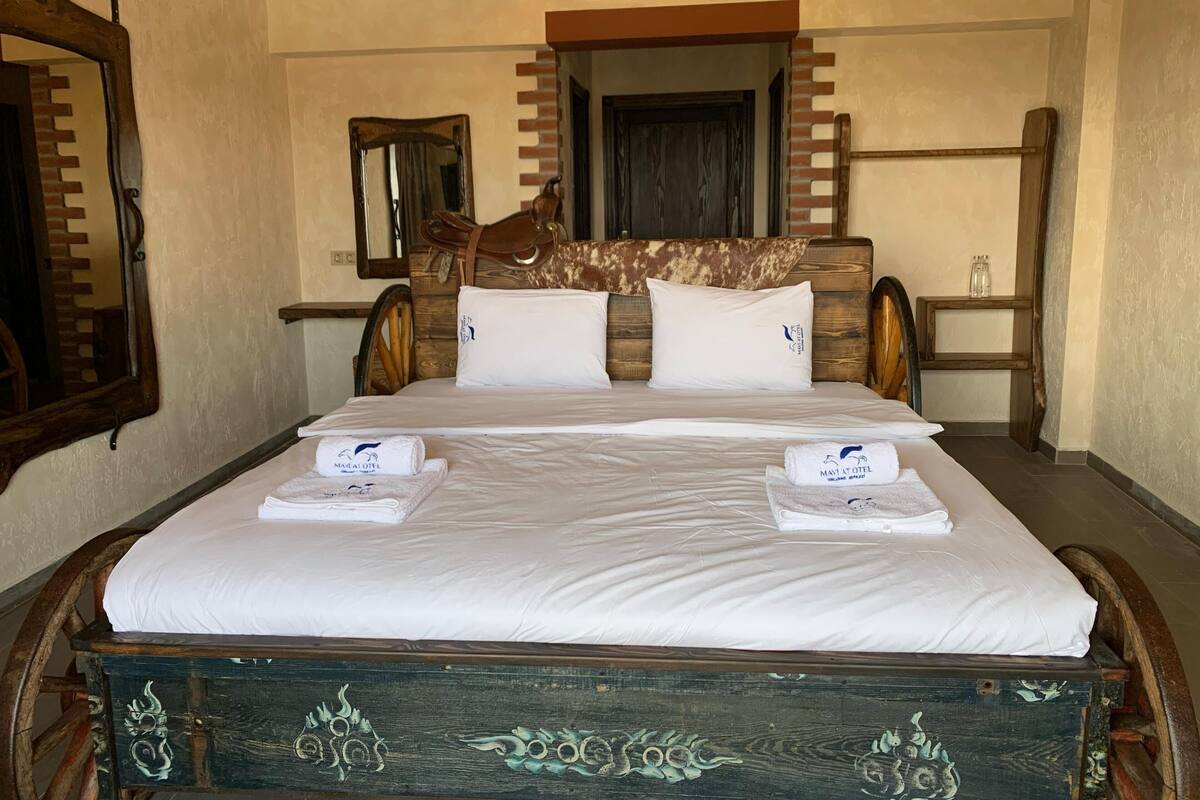 Premium bedding, free minibar items, in-room safe, desk