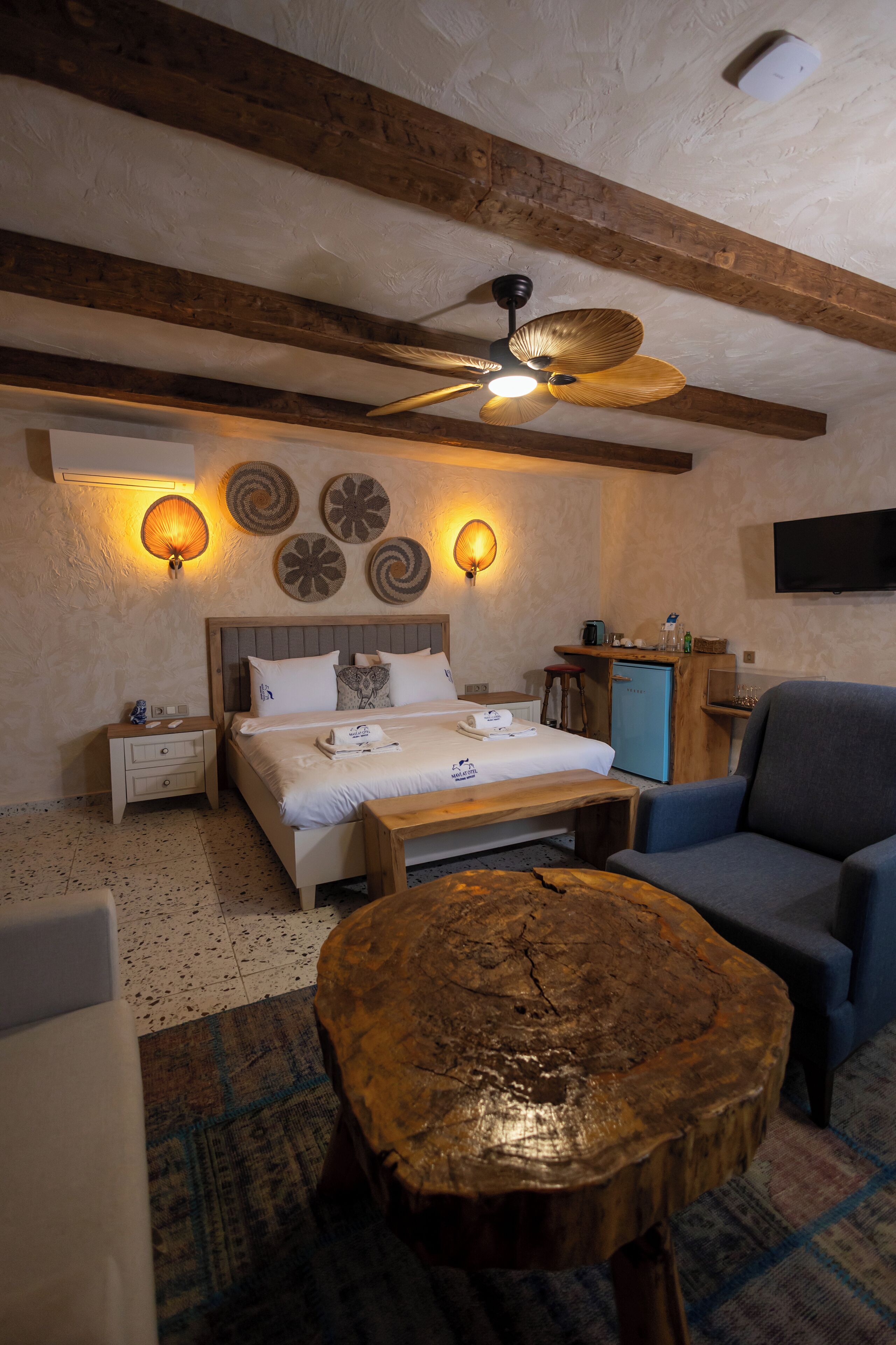 Premium bedding, free minibar items, in-room safe, desk