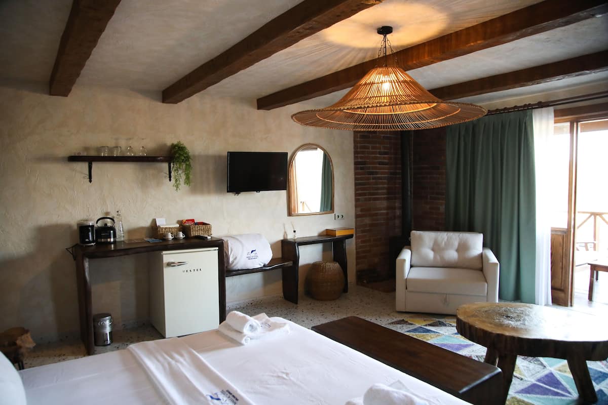 Premium bedding, free minibar items, in-room safe, desk
