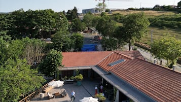 Vista frontal de la propiedad