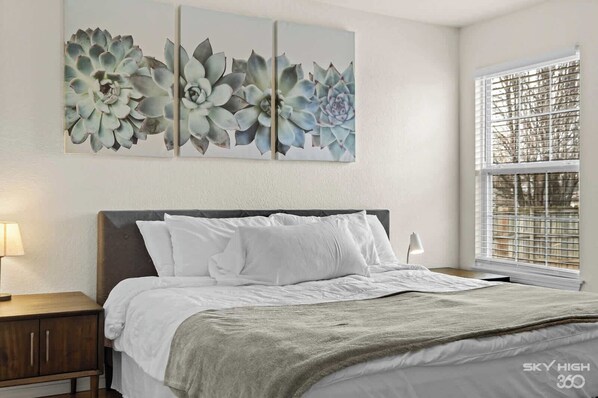 3 bedrooms, desk, iron/ironing board, WiFi - The Trailhead-1/2 mi to Applegate Trail (Bentonville)