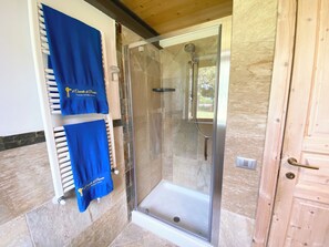 Douche, séchoir à cheveux, serviettes fournies, savon