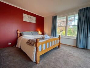 3 bedrooms, desk, iron/ironing board, travel cot