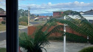 Zona residencial con casas, una calle y una valla.