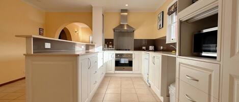 冷蔵庫、電子レンジ、オーブン、コンロ