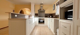 Tranquil Sunlit Retreat close to CBD and Airport