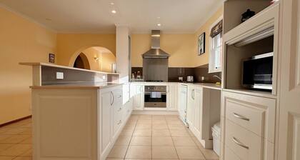 Tranquil Sunlit Retreat close to CBD and Airport