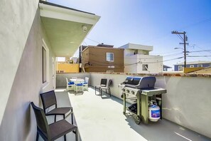 Outdoor dining - Centrally Located * Ocean Views * Steps to Ocean * NO Parking (San Diego)