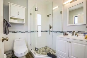 Shower, hair dryer, towels - Centrally Located * Ocean Views * Steps to Ocean * NO Parking (San Diego)