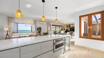 Kylskåp, mikrovågsugn, ugn och spishäll