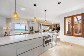 Frigorifero, microonde, piano cottura, lavastoviglie