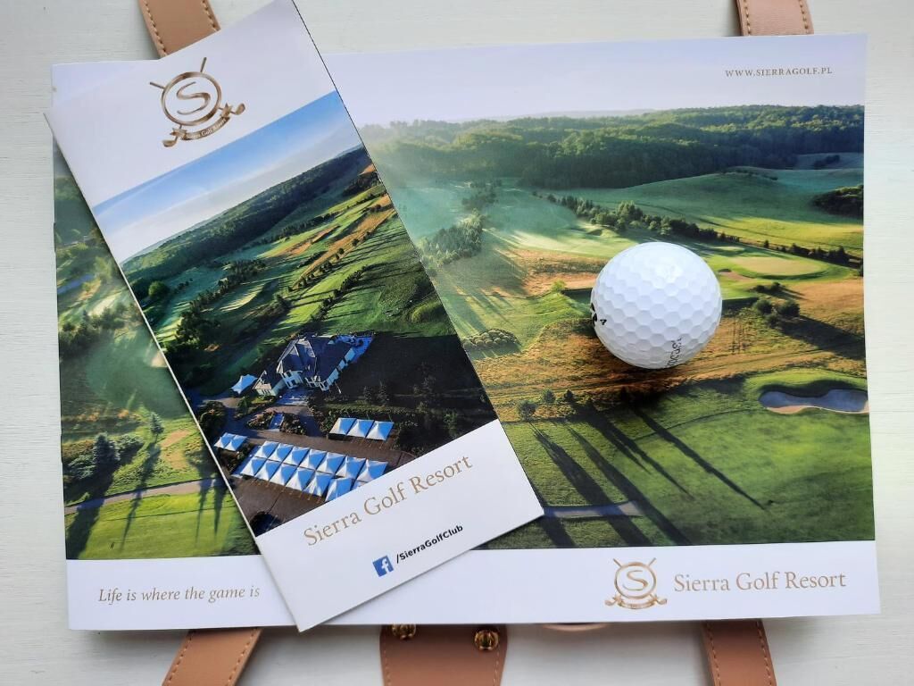 Un folleto de Sierra Golf Resort con vistas al campo de golf, una pelota de golf y el logotipo del resort.