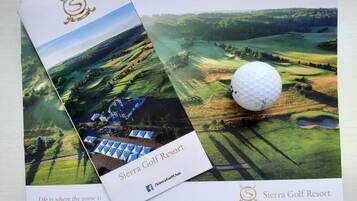 Un folleto de Sierra Golf Resort con vistas al campo de golf, una pelota de golf y el logotipo del resort.