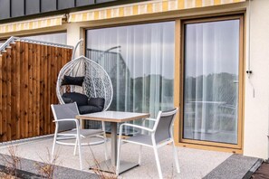 Junior Double or Twin Room | Premium bedding, memory-foam beds, in-room safe, desk - Sierra Bungaloves (Wejherowo)