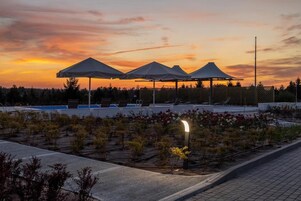 Una piscina al aire libre de temporada