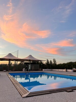 Una piscina al aire libre de temporada