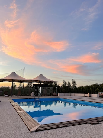 Una piscina al aire libre de temporada