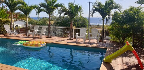 Le Bellier, sea view studio with saltwater swimming pool, quiet garden with trees