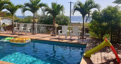 Le Bellier, sea view studio with saltwater swimming pool, quiet garden with trees