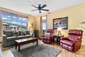 Téléviseur, foyer, lecteur de DVD, bureau