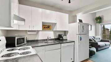 Réfrigérateur, plaque de cuisson, lave-vaisselle, cafetiÚre/bouilloire