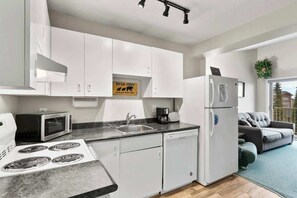 Refrigerador, parrilla de estufa, lavavajillas y cafetera y tetera 