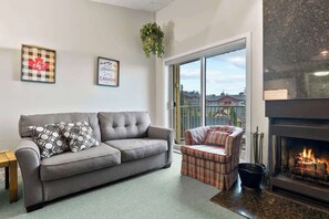 Televisión, chimenea y oficina 