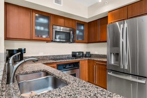 冷蔵庫、電子レンジ、オーブン、コンロ