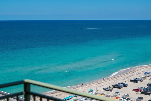 Ocean Views - 15th floor - Amazing Building with a Tennis Court! Great Location!