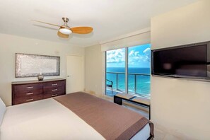 2 habitaciones, escritorio y tabla de planchar con plancha