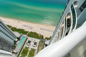 A heated pool - Ultra Luxury - Modern Residence, Direct Ocean Views - Incredible Amenities! WOW (Sunny Isles Beach)