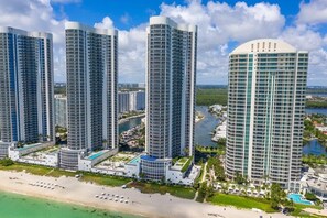 Exterior - Ultra Luxury - Modern Residence, Direct Ocean Views - Incredible Amenities! WOW (Sunny Isles Beach)