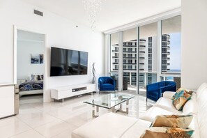 Televisión y oficina 