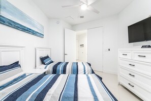 3 dormitoris, escriptori i planxa i posts de planxar 