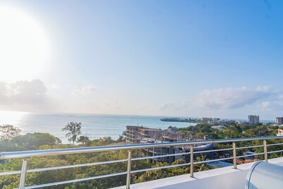 3br Luxurious apt facing beach and central to all amenities/entertainment!
