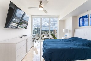 2 habitaciones, escritorio y tabla de planchar con plancha 