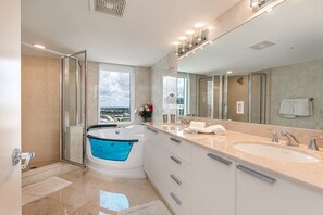 Badewanne, Haartrockner, Handtücher, Seife