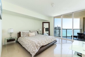 3 chambres, bureau, fer et planche à repasser, lit parapluie