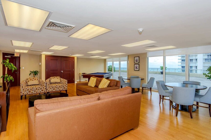 Beautiful Corner Unit, Direct Ocean Views. Amazing Location & Very Walkable. - Sunny Isles Beach, FL
