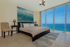 2 slaapkamers, een bureau, een strijkplank/strijkijzer, reisbedje