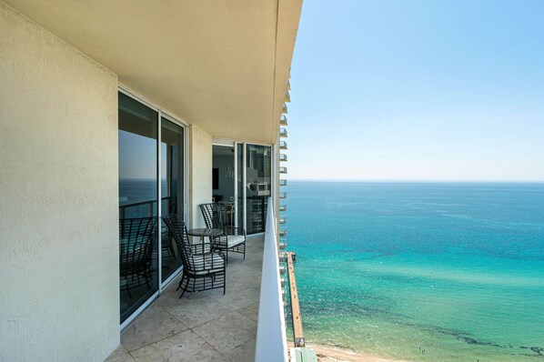 Property grounds - Magnificent Ocean Views! Modern, Corner Unit. WOW! Prime location in Sunny Isles (Sunny Isles Beach)