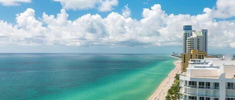 Sur la plage, chaise longue, serviettes de plage
