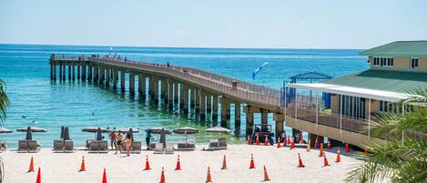 Rannalla, aurinkotuoleja, rantapyyhkeitä