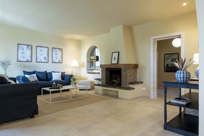 TV, fireplace, stereo - Beautiful private villa with A/C, private pool, WIFI, TV, patio, pets allowed and panoramic view (San Miniato)