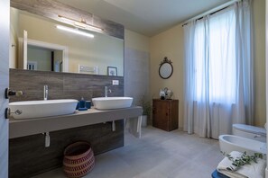 Shower, hair dryer, bidet - Wonderful private villa with A/C, WIFI, private pool, TV, patio, pets allowed and panoramic view (San Miniato)