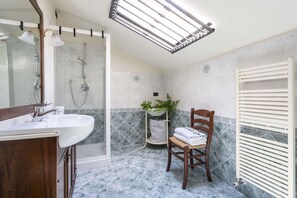 Dusche, Haartrockner, Bidet